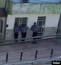 La policía política vigila la sede de las Damas de Blanco.