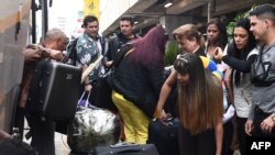 Médicos cubanos en el aeropuerto de Brasilia, antes de viajar de regreso a la isla. 