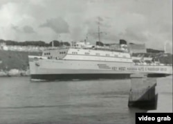 El ferry "City of Havana" zarpa rumbo a Cayo Hueso, por el canal del puerto habanero.