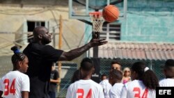 Shaquille O'Neal, quien jugó durante 19 temporadas en distintos equipos de la NBA, participa en un taller en La Habana con niños y jóvenes jugadores de baloncesto.