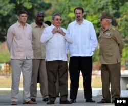 Raúl Castro (c), conversa con el jefe del Ejército Oriental, general Ramón Espinosa (d), y con su hijo, Alejandro Castro (2 d) y su nieto Raúl (i).