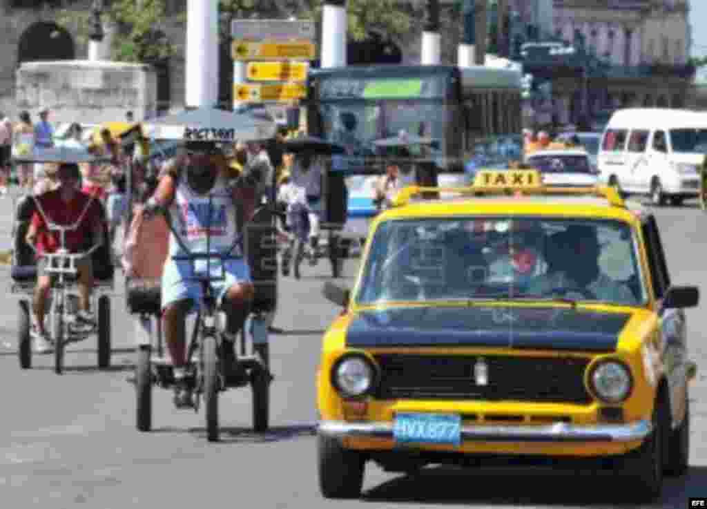 Mientras algunas personas se movilizan por las calles de La Habana en Bicitaxis (i) los taxistas intentan recuperar el terreno perdido...