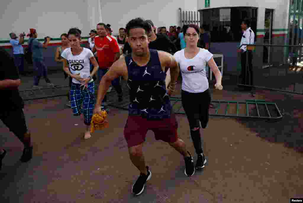 Aproximadamente 50 migrantes del país caribeño se amotinaron esta mañana al interior de la estación migratoria en Tapachula, Chiapas, con el objetivo de denunciar hacinamiento y malos tratos.