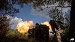 Efectivos ucranianos lanzan cohetes de artillería autopropulsados hacia posiciones rusas en el frente en la región de Járkiv, Ucrania, el 27 de julio de 2022. (AP Foto/Evgeniy Maloletka)