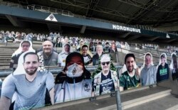 En esta foto del jueves 16 de abril de 2020, afiches de hinchas son desplegados en las tribunas del Borussia Moenchengladbach, club de la Bundesliga de Alemania. (AP Foto/Martin Meissner)