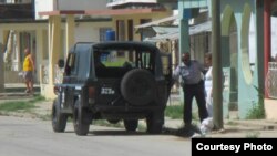 Policía arresta a la Dama de Blanco Caridad Burunate camino a la iglesia (Iván Hernández Carrillo).