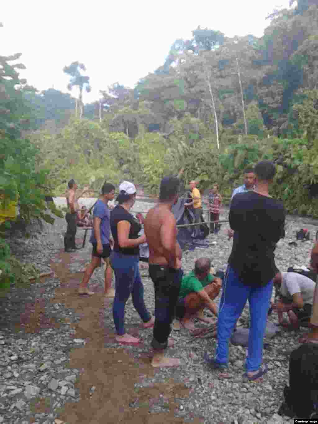 Cubanos atraviesan la selva del Darién hacia Panamá.