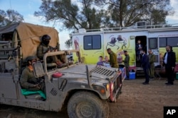 Soldados israelíes en una zona de reagrupamiento cerca de la frontera con Gaza, en el sur de Israel, este martes, 28 de noviembre de 2023. (AP/Ohad Zwigenberg)