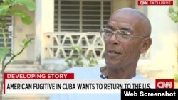 Imagen de Charlie Hill en Cuba durante un reporatje grabado por CNN en 2015.