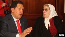 Hugo Chávez con Eva Bonafini madre de la plaza de Mayo, en Buenos Aires, Argentina. 