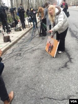 Medios afuera de la corte federal en brooklyn tras audiencia de El Chapo quien se declaró no culpable