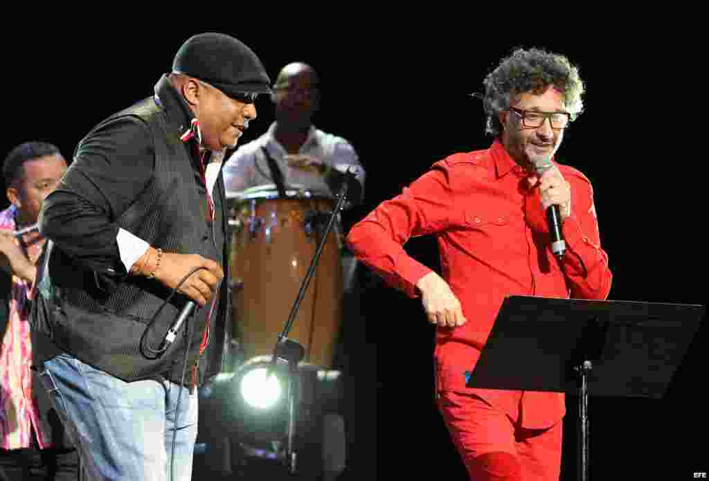 Fito Páez (d) canta junto a Robertón (i) Festival de Cine Habana