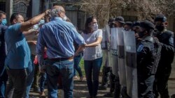 Carlos Fernando Chamorro, director de El Confidencial y Esta Semana, reprimido por la policía antimotines en medio de una conferencia de prensa en Managua.