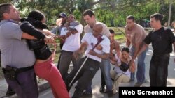 Opositores son reprimidos por la policía durante una manifestación pacífica en Cuba. (Foto: OCDH)