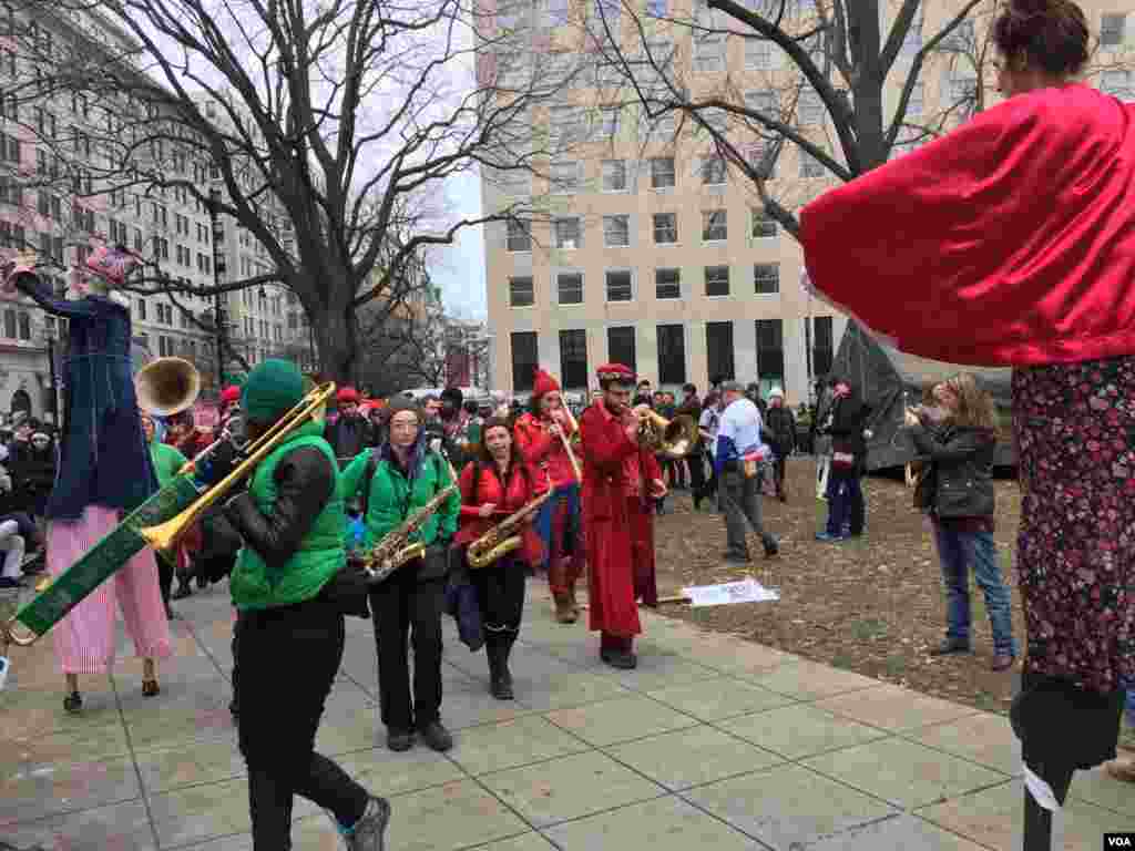 Jóvenes en DC protesta el día de la toma de posesión de Trump