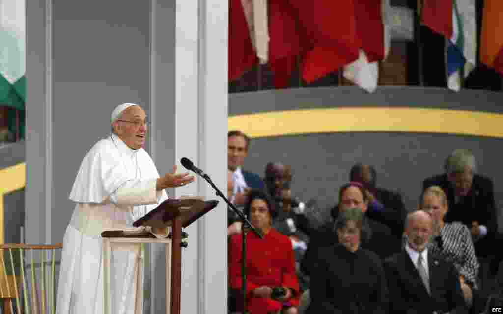 El papa Francisco habla frente al Independence Hall, en Filadelfia.