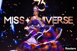 Miss Canada Ashley Callingbull, primera participante de su país de origen indígena, llegó a la ronda de 12 finalistas. (Reuters/Raquel Cunha)