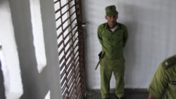 Un guardia custodia una celda en la cárcel de máxima seguridad Combinado del Este, en La Habana. (AP/Franklin Reyes, File)