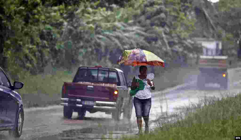 Miles de evacuados y vías incomunicadas por lluvias en zona central de Cuba