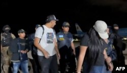 La esposa y los hijos del narco ecuatoriano Adolfo Macías, alias "Fito", quien recientemente escapó de una prisión en Guayaquil, fueron detenidos en el centro de Argentina y expulsados del país, dijeron las autoridades el viernes. (Foto de Folleto/Policía Argentina/AFP)