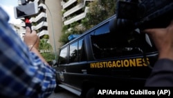 En Caracas un auto de la policía militar (DGCIM).