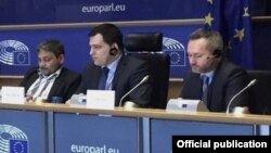 Niober García Fournier (izq.) en el Parlamento Europeo. Tomado de cubalog.eu