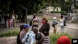 Familiares de los manifestantes del 11J enjuiciados este martes en el Tribunal de 10 de Octubre, en La Habana. (AP/Ramón Espinosa)