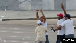 Arresto de activistas en la Plaza.