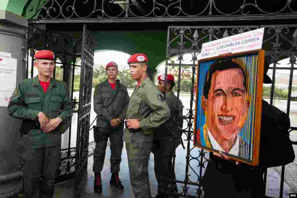 Un grupo de militares venezolanos vigila la entrada a un centro de votación hoy, domingo 6 de diciembre de 2015, en la ciudad de Caracas.