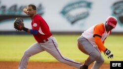 Luis Figueroa de Indios de Mayagüez de Puerto Rico (izquierda) elimina a Yandris Castro de Villa Clara en la Serie del Caribe