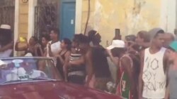 Paris Hilton y Naomi Campbell se pasean en un auto clásico por La Habana.