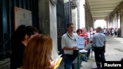 Cubanos esperan su turno de entrada al Consulado General de España en La Habana. (REUTERS/Desmond Boylan/Archivo)