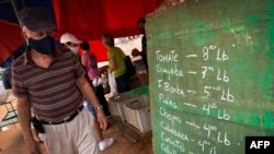 Lista de precios en una mercado de La Habana luego del anuncio de ordenamiento. (Adalberto Roque / AFP).