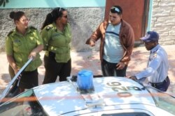 Vigilancia policiaca en Cuba.