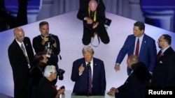 El candidato Donald Trump junto al personal de campaña en la Convención Nacional Republicana, en el Foro Fiserv en Milwaukee, Wisconsin, el 17 de julio de 2024. (REUTERS/Andrew Kelly).