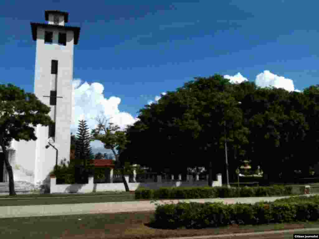 Iglesia Santa Rita (izq) y Parque Gandhi (Der)