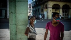 Habaneros con mascarillas se protegen del contagio en medio del rebrote de coronavirus que golpea a la isla. (AP/Ramon Espinosa)