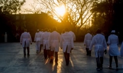 Una brigada de médicos cubanos que trabajarán en el exterior para combatir el COVID-19.