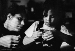 Quirina Geary enseña a su hija, Lillian Camarena, a tejer canastas con juncos de plantas y brotes de árboles. (© Linda Yamane)