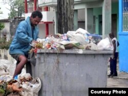 Pobreza rampante: un "buzo" registra la basura en busca de algo que vender (foto Iván Libre)