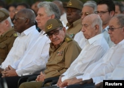 Raúl Castro, primer secretario del Partido comunista de Cuba y Miguel Díaz-Canel (2 izq.) en Santiago de Cuba.