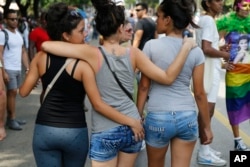 Miembros de la comunidad LGBT de Cuba participan en un desfile del orgullo gay en La Habana, Cuba, el 9 de mayo de 2015. Foto AP/Desmond Boylan