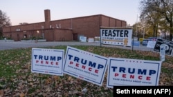 Carteles pro Trump-Pence el 3 de noviembre en Michigan (Seth Herald / AFP).