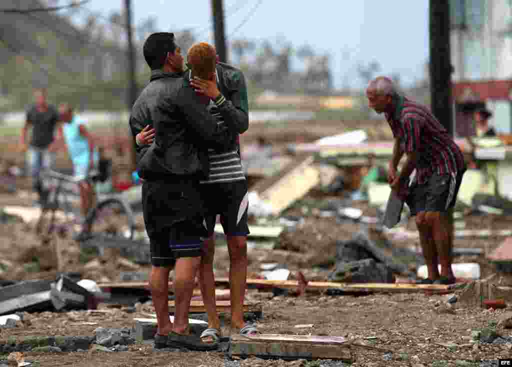 Cubanos se recuperan hoy, miércoles 5 de octubre de 2016, de los destrozos y estragos causados por el paso del huracán Matthew en Baracoa, provincia de Guantánamo (Cuba). El huracán Matthew dejó a su paso por Cuba graves destrozos en el extremo oriental d