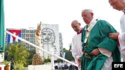 El papa Francisco antes de iniciar la misa en la plaza de la Revolución.