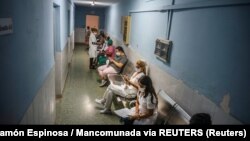 Personal de salud en espera de vacunarse con el candidato vacunal Soberana 02, en La Habana. Ramon Espinosa / Pool via REUTERS