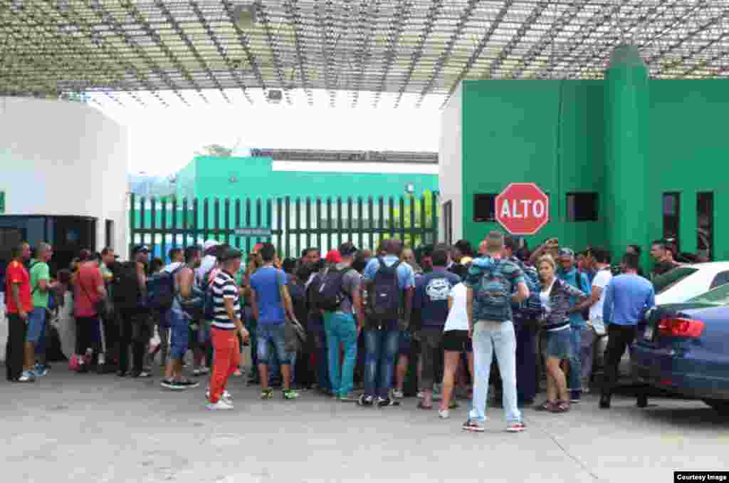 Cubanos en Tapachula. (Cortesía Agencia Quadratín)