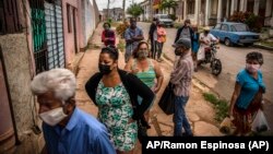 Cubanos hacen cola para comprar alimentos en un mercado en La Habana. (AP Photo/Ramon Espinosa)