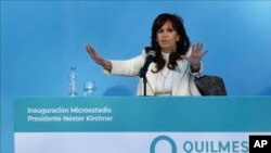 La exvicepresidenta argentina Cristina Fernández habla durante la ceremonia de inauguración del Micro Estadio Néstor Kirchner, en Quilmes, Buenos Aires, Argentina, el sábado 27 de abril de 2024. (Foto AP/Gustavo Garello)