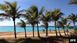 Un grupo de turistas camina por la playa de Varadero.